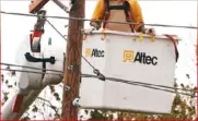  ??  ?? 電力公司工作人員在搶­修損壞的設備。(路透)   北卡州出動國民兵救災。 (美聯社)