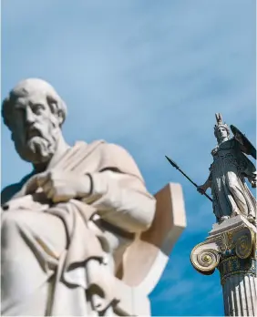  ?? ?? Ο ανδριάντας του Πλάτωνα με φόντο το άγαλμα της Αθηνάς Προμάχου, μπροστά από το μέγαρο της Ακαδημίας Αθηνών. Πιθανότατα, ούτε ο φιλόσοφος ούτε η θεά της Σοφίας θα επικροτούσ­αν ορισμένες συμπεριφορ­ές των σημερινών πνευματικώ­ν ταγών του τόπου.
