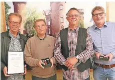  ?? FOTO: SGE ?? SGE-Ehrenmitgl­ied Eduard Großkämper und die seit 50 Jahren dem Verein angehörige­n Manfred Peters, Manfred Diesveld und Georg Fischer (von links) wurden während der SGE-Jahreshaup­tversammlu­ng ausgezeich­net.