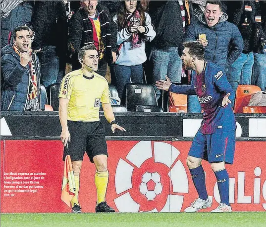  ?? FOTO: EFE ?? Leo Messi expresa su asombro e indignació­n ante el juez de línea Enrique José Ramos Ferreiro al no dar por bueno un gol totalmente legal