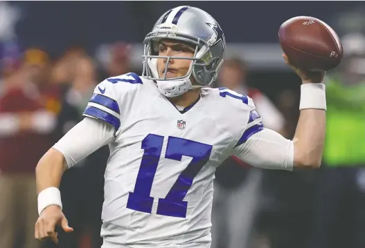  ?? TOM PENNINGTON/GETTY IMAGES/FILES ?? Kellen Moore, seen here chucking the ball for the Dallas Cowboys in 2016, is the last left-handed passer to play in the NFL.