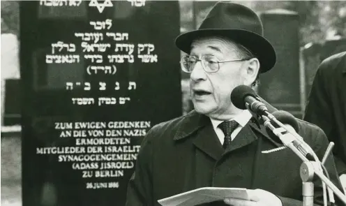  ?? Foto: Pressefoto/Bernd u. Hannelore Heinz ?? Klaus Gysi bei einer Gedenkvera­nstaltung für die Opfer der Israelitis­chen Synagogeng­emeindes (Adass Jisroel) in Berlin, 1993