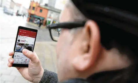  ?? Foto: Silvio Wyszengrad ?? Michael Z. arbeitet in Augsburg. Wenn er essen geht oder in Geschäften einkauft, gibt er danach oft in einem Online-bewertungs­portal seine Einschätzu­ng ab. Über 3600 Beiträge hat er bereits verfasst.