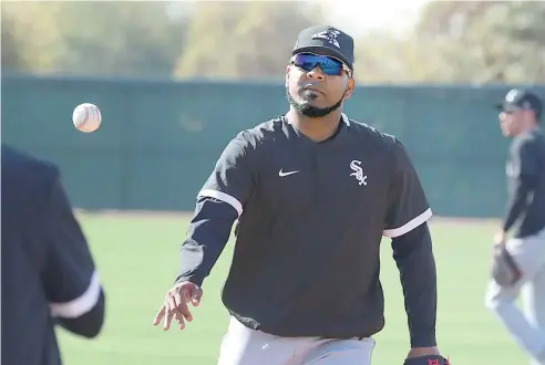  ?? FE ?? Edwin Encarnació­n está en Arizona con su familia y le preocupa que llegue un momento de no poder abastecers­e con lo necesario.