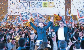  ??  ?? El precandida­to panista a la Presidenci­a de la República, Ricardo Anaya Cortés, visitó Irapuato, Guanajuato, donde se reunió con militantes del partido acompañado del aspirante al gobierno del estado, Diego Sinhué.