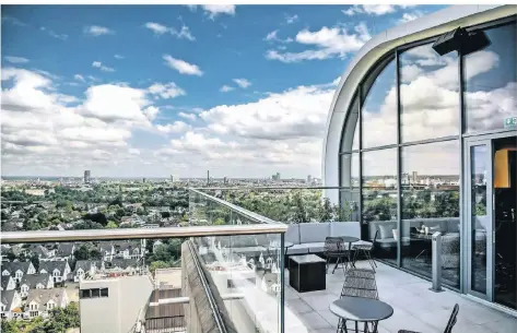  ?? RP-FOTO: ANDREAS ENDERMANN ?? Das ist der Blick auf Düsseldorf von Otto‘s Skybar in Oberkassel aus, die erst kürzlich eröffnete.