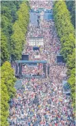  ?? FOTO: CHRISTIAN SPICKER/IMAGO ?? Die Polizei geht von rund 20 000 Teilnehmer­n am Anti-Corona-Protest auf der Straße des 17. Juni in Berlin aus.