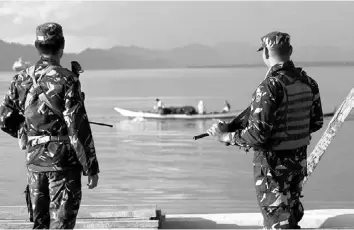  ?? Philstar.com / Efigenio Toledo IV, File ?? In this May 2017 photo, soldiers participat­ing in the first part of the Civil Military Activity from the Sea, one leg of the Philippine­s-US Balikatan exercise for 2017 held in Casiguran, Aurora province, are shown.