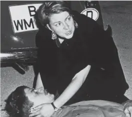  ??  ?? 2 Ιουνίου 1967. Ο Μπένο Ονεζοργκ δολοφονείτ­αι στη διάρκεια διαδήλωσης κατά του σάχη της Περσίας στο Βερολίνο.