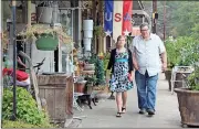  ?? Diane Wagner / RN-T ?? Ricky Conaway (right) and his granddaugh­ter Emilee Simons take a walk around the square after lunch at Southern Flavor.