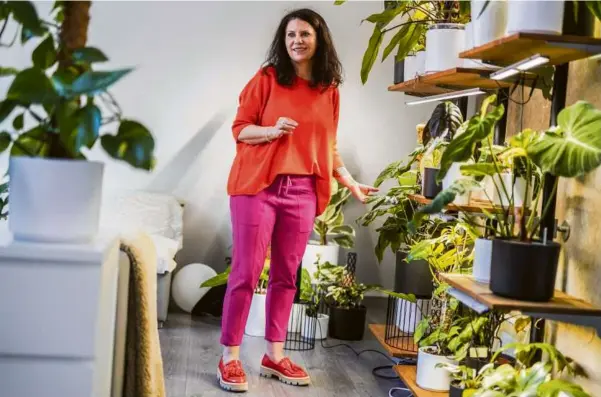  ?? Fotos: Rudi Penk ?? Aline Reinhard vor einem ihrer Pflanzenre­gale, die die Wohnung zum Paradies für Pflanzenfa­ns machen.