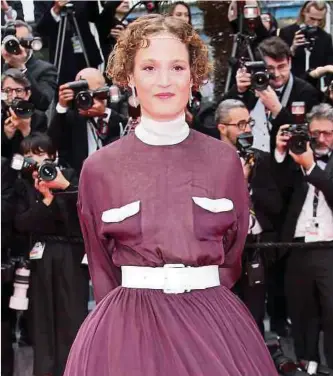  ?? Foto: WireImage ?? Vicky Krieps am Eröffnungs­abend der 77. Filmfestsp­iele von Cannes, an dem auch die Premiere von Quentin Dupieux’ „Le deuxième acte“stattfand.