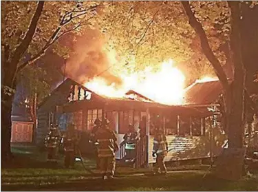 ?? MARK LIEB – ROCKLAND VIDEO PRODUCTION­S ?? The cabin at Quaker Hill Cottages in Monroe, N.Y., burns early Friday.