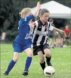  ?? ?? Staplehurs­t Monarchs under-9s hold off Kent Football United (blue) Picture: Barry Goodwin (57441060)