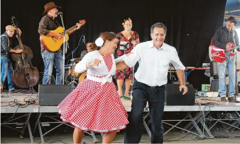  ?? Fotos: Jim Benninger ?? Da ging die Post ab in der Ankerhalle beim Rockabilly der Band „Rocket ’54“und den Tänzern der „Doogies“aus Nürnberg.