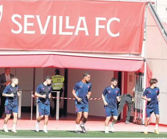  ?? FOTOS: JOSÉ MANUEL VIDAL / EFE ?? Marcao, Papu, Montiel, que es baja por sanción, Badé, Suso y Bryan Gil, en el césped del Estadio Jesús Navas.