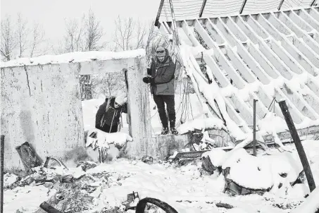  ?? Erin Schaff / New York Times ?? Katie and Nick Ferrington survey what’s left of their home Saturday in the aftermath of a fire that ravaged Boulder County, Colo., and left nearly 1,000 homes destroyed, hundreds more damaged and three people missing.