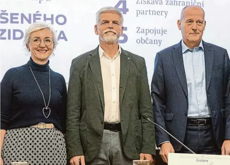  ?? Foto: Anna Boháčová, MAFRA ?? Představil poradce Petr Pavel včera představil poradce, mezi něž patří i ekonom Zdeněk Tůma a expertka na sociální věci Lucie Poláková. Na menší fotce je životopis z roku 1987.