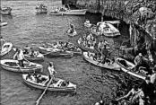  ?? ANDREW WAKELING/RICK STEVES’ EUROPE Lodging: www.hotelantic­hemura.com). Dining: Getting around:
Informatio­n: www.sorrentoto­urism.com www.capritouri­sm.com ?? Rowboats jockey for position as they get ready to enter the Blue Grotto in the island of Capri in southern Italy.