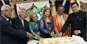  ??  ?? Human Settlement­s MEC Ravi Pillay, Mac Maharaj, Ela Gandhi, Fawzia Peer, IFP leader Mangosuthu Buthelezi and ConsulGene­ral Dr Shishank Vikram.