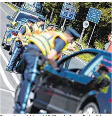  ??  ?? Bayerns Innenminis­ter weist Kritik an der Grenzpoliz­ei zurück