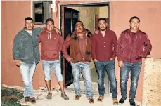  ??  ?? Miuler Gutiérrez (pantalón corto) y otros trabajador­es del aire acondicion­ado de visita en Bella Vista de Río.
