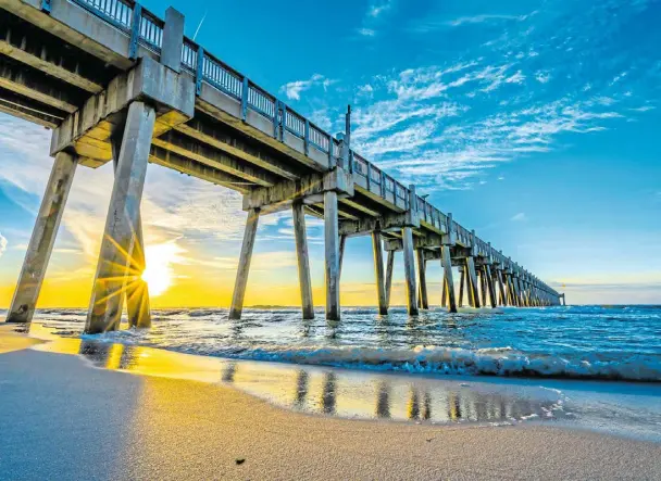  ?? FOTO: VISIT FLORIDA/DPA ?? Die Gulf Pier in Pensacola Beach ragt als Seebrücke ins Meer hinein: Auf dem Roadtrip gibt es viele schöne und spannende Stationen mit historisch­em Hintergrun­d.