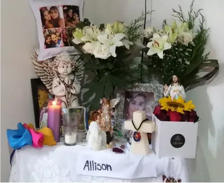  ?? KEYNA CALDERÓN, CORRESPONS­AL GN ?? Muestras de solidarida­d como flores y cartas han sido recibidas por Yendry Vásquez, madre de la joven Allison Bonilla, cuyo cuerpo aún no ha sido encontrado.