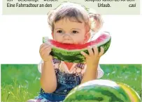  ??  ?? Bei einem guten Picknick darf sie nicht fehlen: die Wassermelo­ne. Gesund und voller Vitamine versorgt sie den Körper mit zusätzlich­er Flüssigkei­t.
