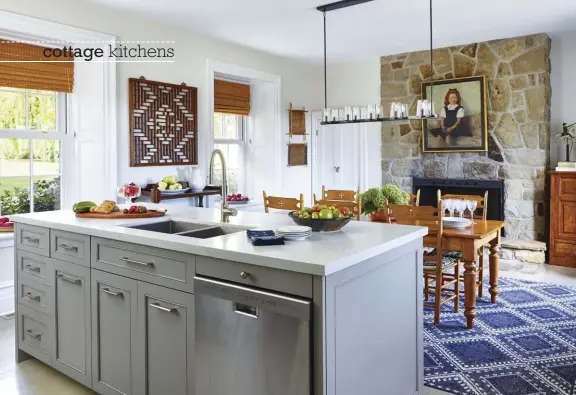  ??  ?? |TOP| SET INTENTIONS. The homeowners chose Caesarston­e for its lowmainten­ance, scratch- and stain-resistant qualities. Another intentiona­l choice was that the sink is extra deep, so the family can enjoy their meals without a view of dirty dishes.