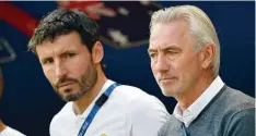  ?? Foto: Sven Simon ?? Spielen nach der Auftaktnie­derlage gegen Frankreich gegen das Aus in der Gruppen phase: Mark van Bommel (links) und Bert van Marwijk.