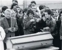  ?? AFP ?? El funeral del angelito fue en 1984. Algunos de los parientes están involucrad­os en la muerte .