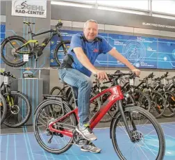  ?? Foto: Andreas Schäfer ?? Eine große Auswahl an E Bikes bis hin zu diesem High End Modell von Simplon präsentier­t Maximilian Gehl, Inhaber des Gehl Rad Centers.