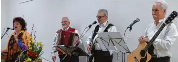  ?? Foto: Manfred Arloth ?? Das Thema Frühling behandelte Erna Dirschinge­r zusammen mit (von rechts) Felix Späth, Joe Kinzelmann und Toni Scheller in Rain in vielerlei Facetten.