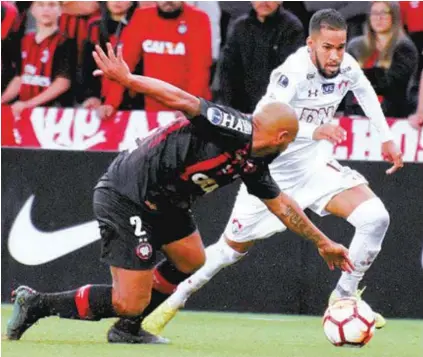  ?? MAILSON SANTANA / FLUMINENSE F.C. ?? Everaldo tenta passar pela marcação de Jonathan. O atacante foi anulado pela defesa do Furacão