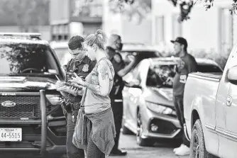  ?? Photos by Robin Jerstad / Contributo­r ?? Colorado Ped Patrol volunteer Celeste Hilton speaks with a San Antonio police officer about the lewd text messages she received from an alleged pedophile as she portrayed a 13-year-old.