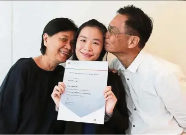  ??  ?? Wong Sook Wei share her joy with parents Mr and Mrs Wong Tuck Seng.