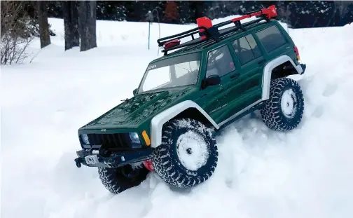  ??  ?? - Axial light kit with turn signals - Flysky FS-GT2B transmitte­r
- 35t brushed Goolrc motor with a Hobbywing speed control - Nicad batteries for snow running - Custom tire carrier