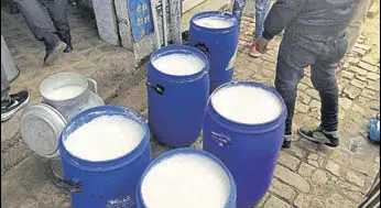  ?? HT PHOTO ?? The adulterate­d milk was seized from a dairy at Harike in Tarn Taran on Thursday.