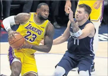  ??  ?? Luka Doncic defiende a LeBron James en un Lakers-Mavericks de la pasada temporada.