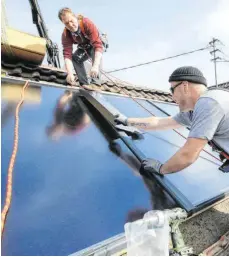  ?? FOTO: ALOIS MÜLLER/CO2ONLINE.DE ?? Flachkolle­ktoren sind die am häufigsten eingesetzt­e Kollektore­nart.