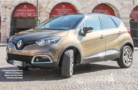  ??  ?? La Renault Captur Iconic raffinata ed elegante sposa i toni del colore
marrone caramello