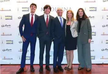  ??  ?? El doctor Meneu Díaz posa junto a su familia a la entrada de la sala