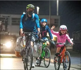  ??  ?? THE DEADLINE DASH: A family pedals off the ferry in Newhaven