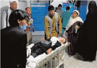  ?? REUTERS ?? Traslado a un hospital de Kabul de una de las heridas en el atentado