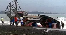  ?? CONTRIBUTE­D PHOTO ?? THE CONSUNJI-operated barge washed ashore in the town of Bugasong, Antique province.