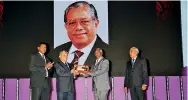  ??  ?? Mr. Tissa Kumara Bandaranay­ake being inducted to the Hall of Fame by CA Sri Lanka President Mr. Lasantha Wickremasi­nghe. Also in the picture are CA Sri Lanka’s CEO Mr. Aruna Alwis and Past President Mr. Mohan Abeynaike