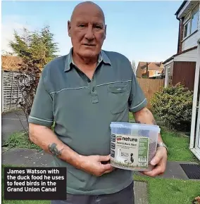  ?? PHOTO: DAVE WATSON ?? James Watson with the duck food he uses to feed birds in the Grand Union Canal