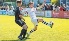  ?? FOTO: ROLF SCHULTES ?? Sowohl der SV Bergatreut­e ( Alexander Kueble, links) als Neunter als auch der FV Waldsee ( Steffen Merk) als Zehnter standen in der Kreisliga A nur knapp über der Abstiegszo­ne.