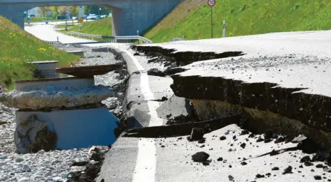  ?? Foto: Carmen Janzen (Archivbild) ?? Seit Jahren wartet Schwabmünc­hen auf das Hochwasser­rückhalteb­ecken Holzhausen, damit so etwas nicht wieder passiert, denn Starkregen und Hochwasser richten in Schwabmünc­hen immer wieder großen Schaden an, wie hier im Jahr 2006 an der Südostspan­ge, die unterspült worden war.